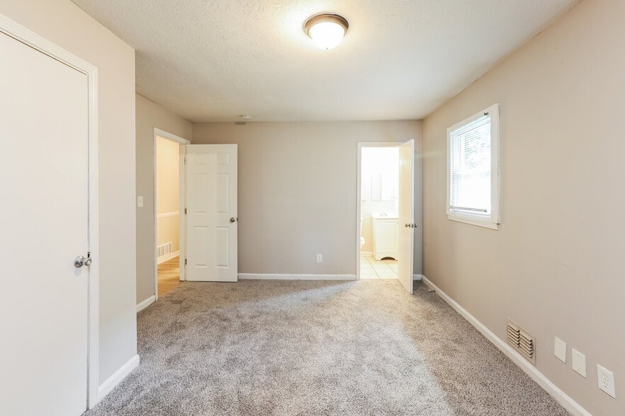 Building Photo - 1338 W Stoneybrook Dr