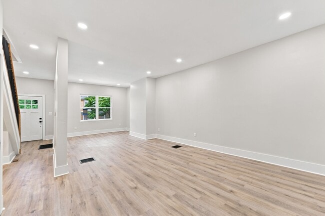 Building Photo - 325 N Aiken Ave