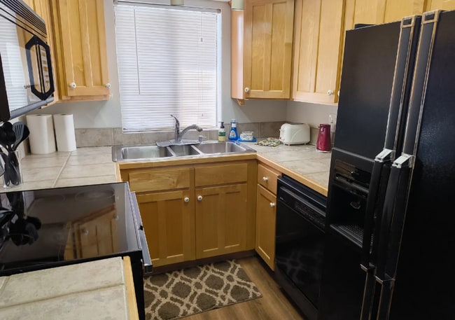 Building Photo - 2 Bedroom/1.5 Bathroom unit in Murray!