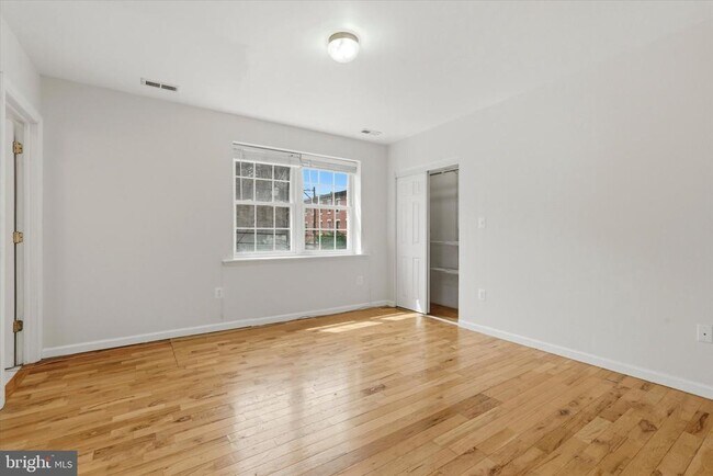 Building Photo - 1347 S 6th St