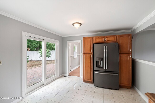 Building Photo - 394 Applegate Ave