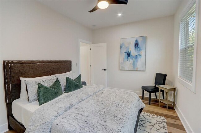 Building Photo - 2014 Cambridge Ave