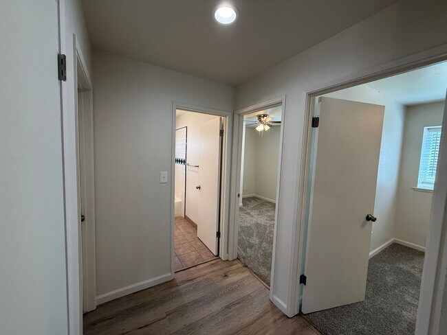 Building Photo - Updated single story near shopping and fre...