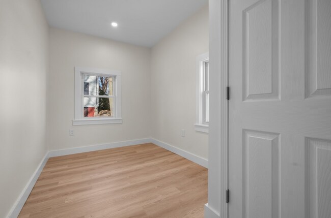 Building Photo - 17 Bridge St