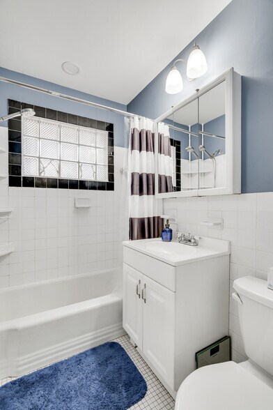 Bathroom - 5314 Hiawatha Ln
