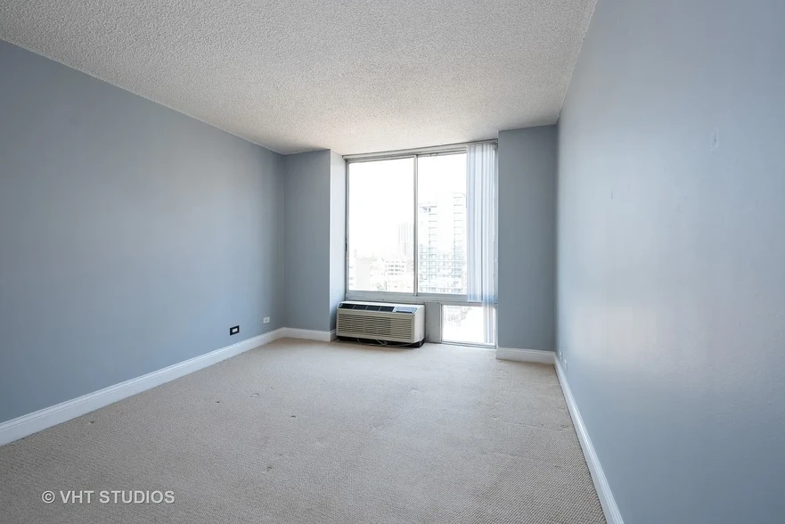 Building Photo - 450 W Briar Pl