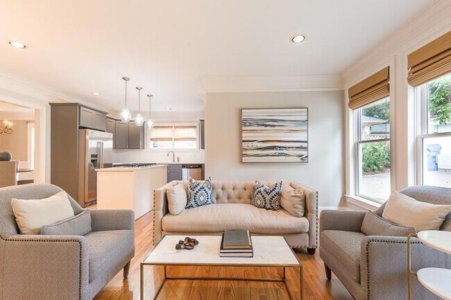 Building Photo - 1106 McLynn Ave NE