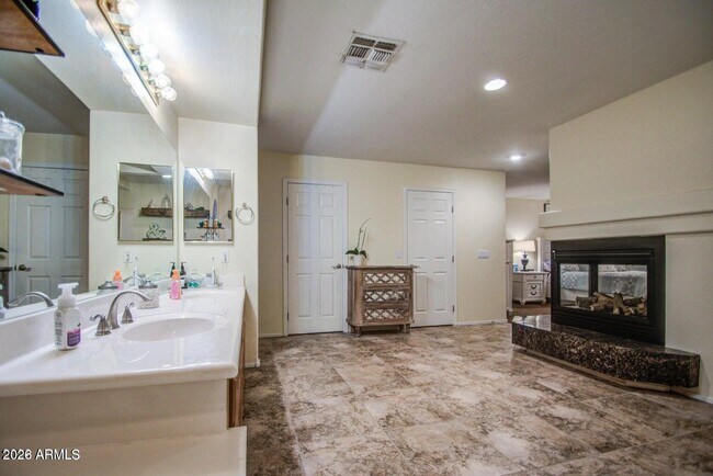 Building Photo - 3904 E Leah Ct