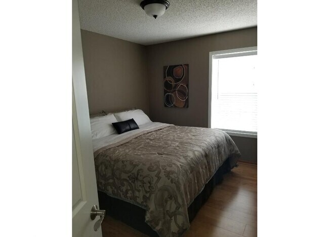 Building Photo - End-Unit Townhome *3Bd*2.5Ba plus loft*1767sqft. Community Pool! Available July 1st!