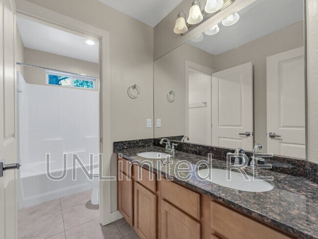 Building Photo - 2539 W Josselyn Dr