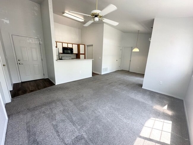 Building Photo - Affordable living at Westside Apartments!