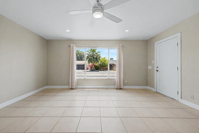 Building Photo - 8730 E Rancho Vista Dr