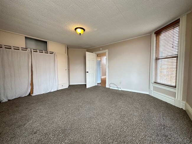 Building Photo - AVAILABLE SEPTEMBER - Charming 1 Bed 1 Bat...