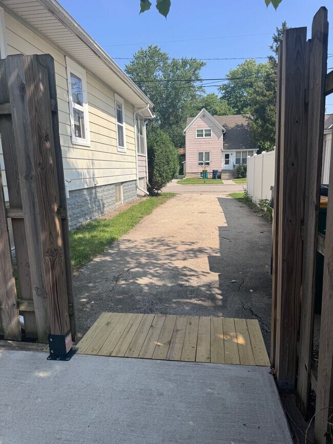 Building Photo - 2BD/1BA Single Family Home near Downtown Fond Du Lac!