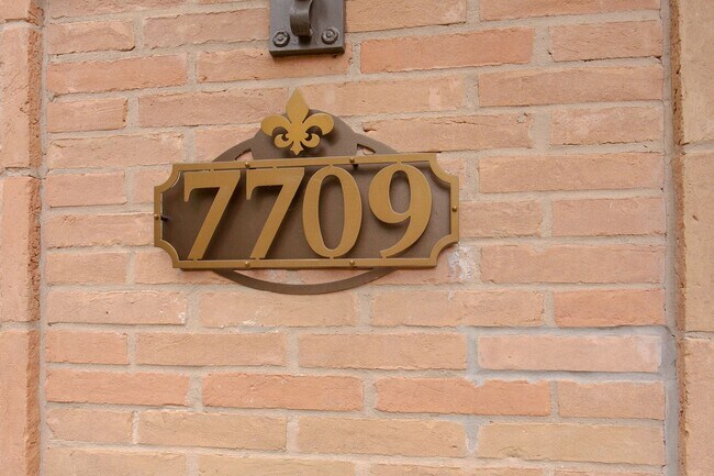 Building Photo - Beautiful Townhome in Alamo Heights!!