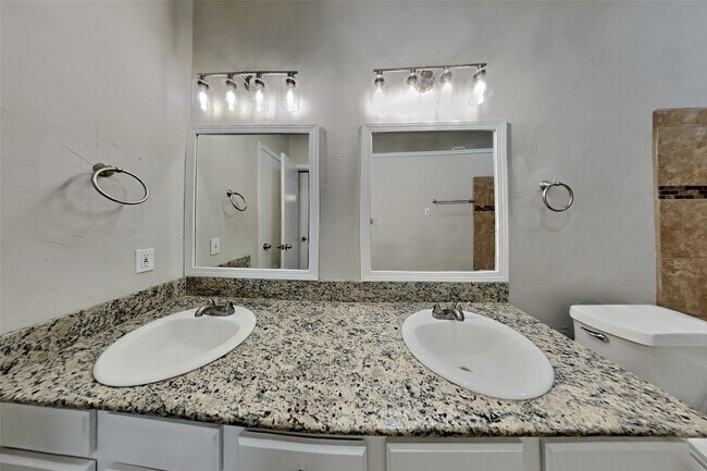 Building Photo - 2515 Chestnut Cir