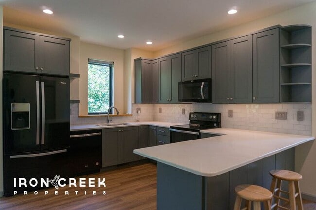 Building Photo - 11 Hilltopia Rd