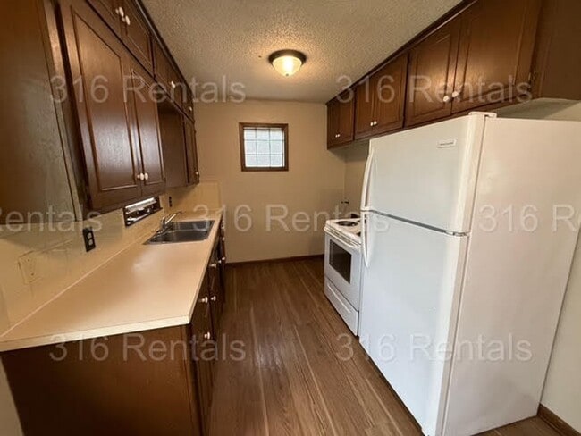 Building Photo - $1000 - 3 bedroom/ 1 bathroom - Gorgeous H...