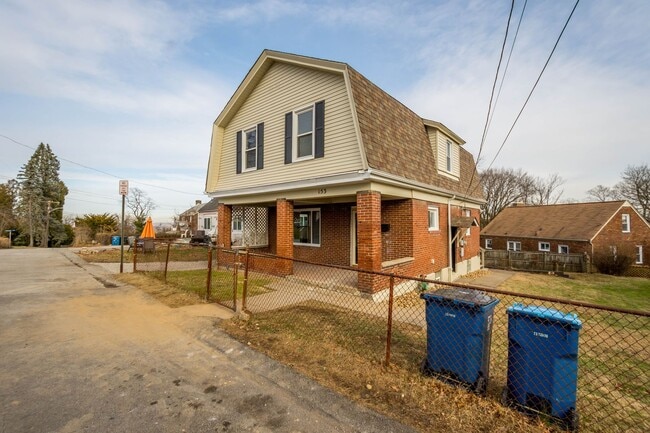 Building Photo - Start the New Year in a new home! This FULLY RENOVATED 3-bedroom in Penn Hills is ready and waiti...