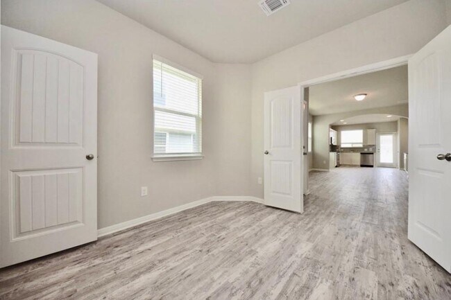 Building Photo - 1701 Logan Dr