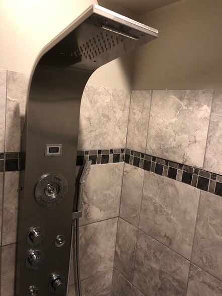 Tower Shower - 277 Bluff St