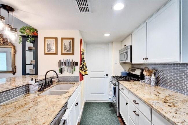 Building Photo - 908 Hermitage Dr