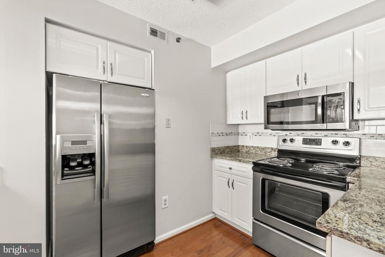 Building Photo - 2121 Jamieson Ave