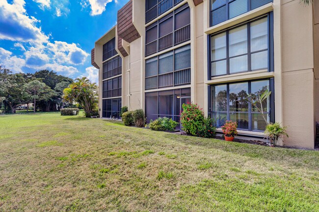 Building Photo - 5390 Woodland Lakes Dr