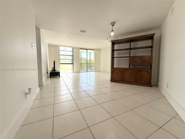 Building Photo - 3475 N Country Club Dr