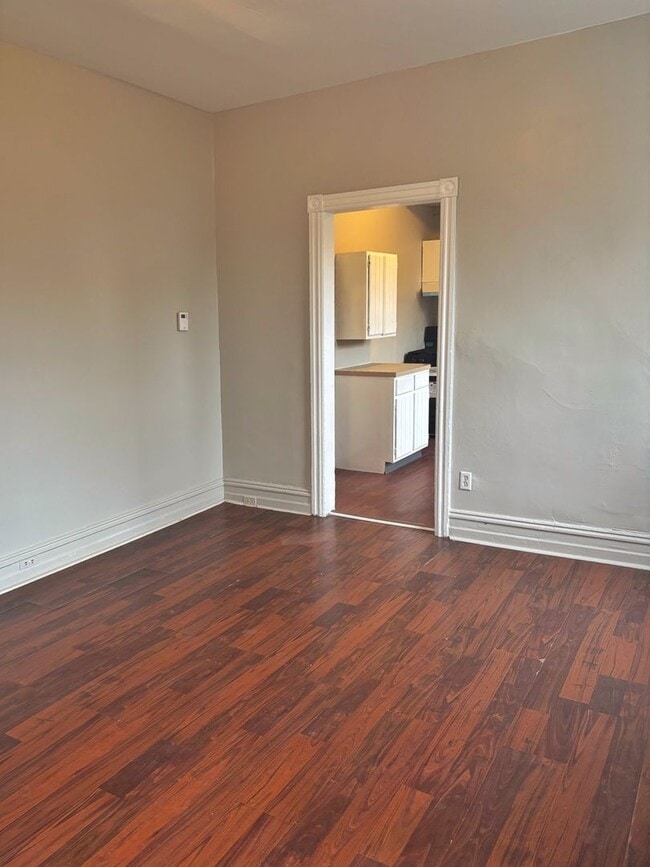 Building Photo - Spacious 5-Bed, 1-Bath, 1,890 sqt