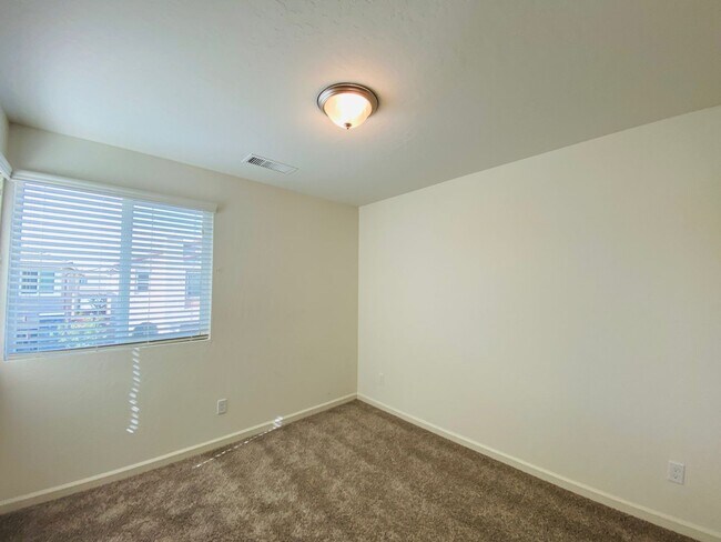 Building Photo - $2,395 Alluvial & Fowler, 3 Bedroom Home -...