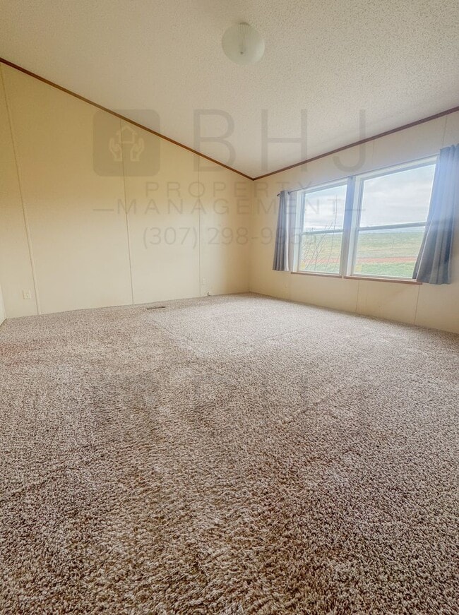 Building Photo - Dog Friendly, 3 Bed/ 2 Bath SFH