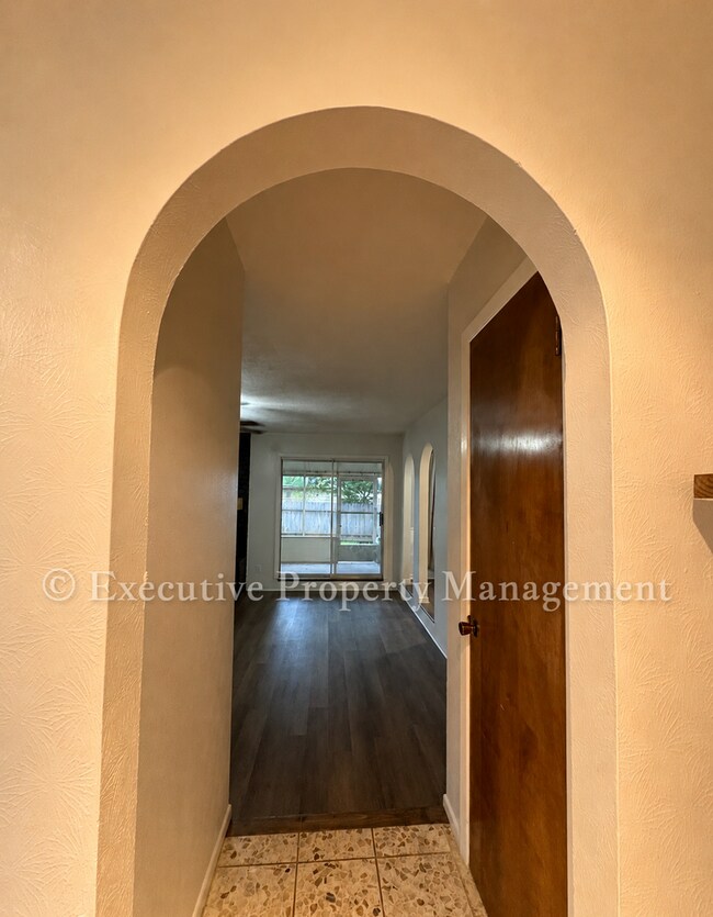 Building Photo - 410 Jeffrey