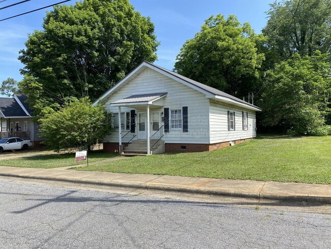 Building Photo - 1627 B Ave SE