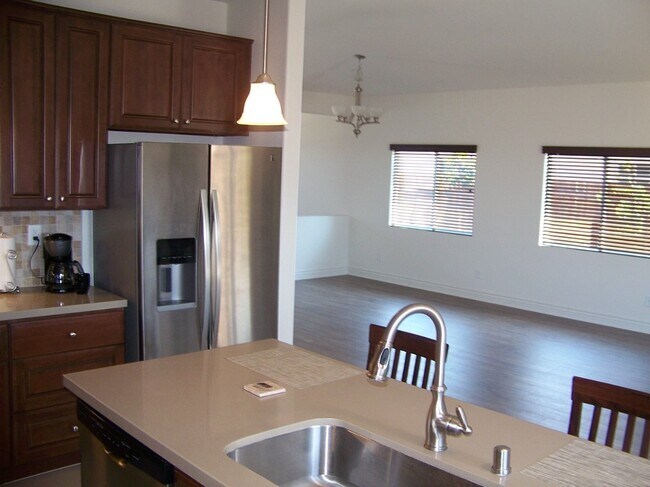 Building Photo - 305 Hampton Dr