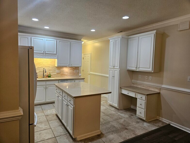 Building Photo - 6607 Earnhardt Dr