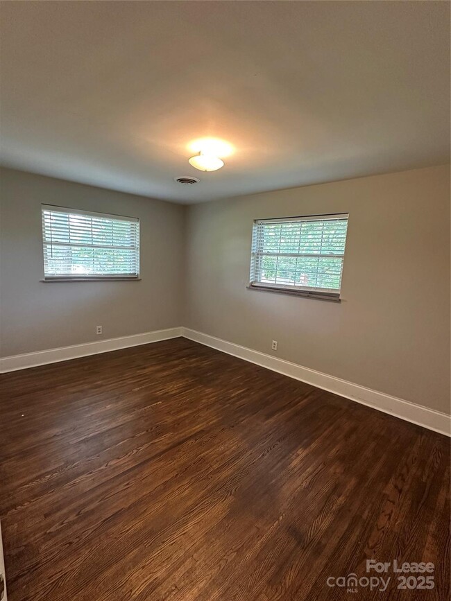 Building Photo - 1600 Plumcrest Dr