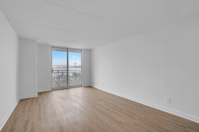 Building Photo - 1055 River Rd