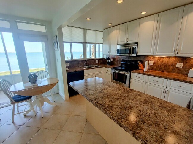Building Photo - 1201 Bayshore Dr