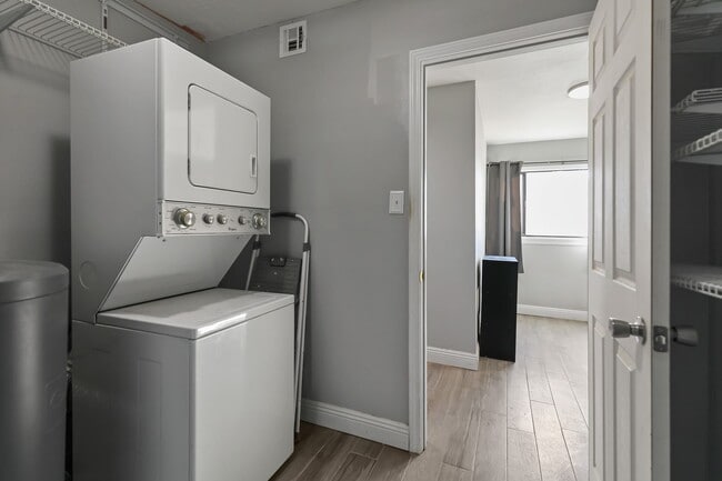 Building Photo - Roomy 3 Bedroom Home with a Fireplace