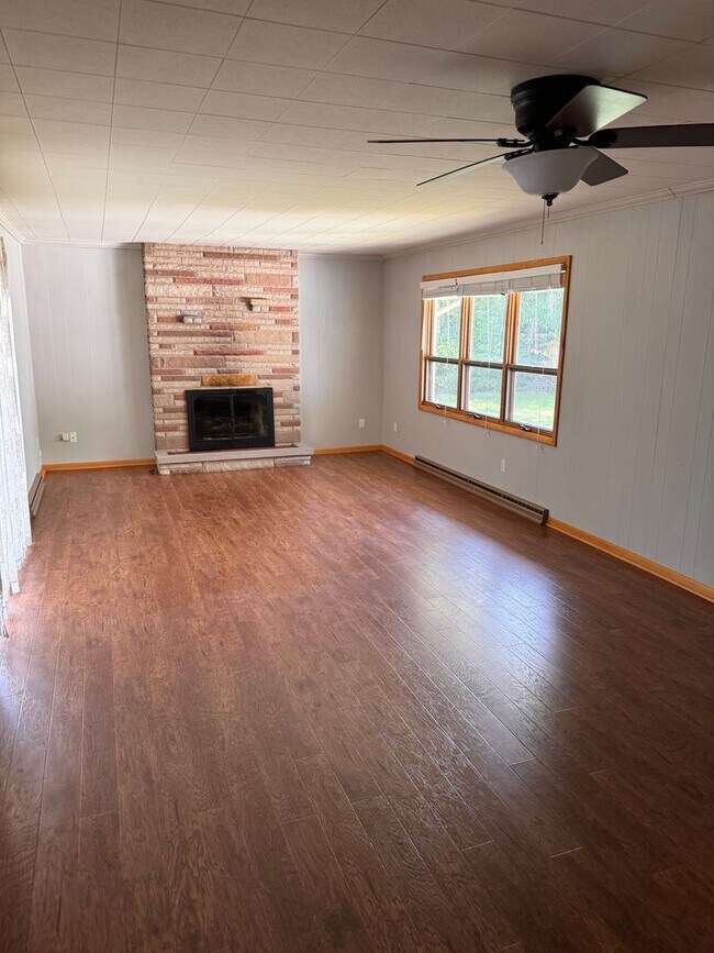 Building Photo - Beautiful Country Club area home available...