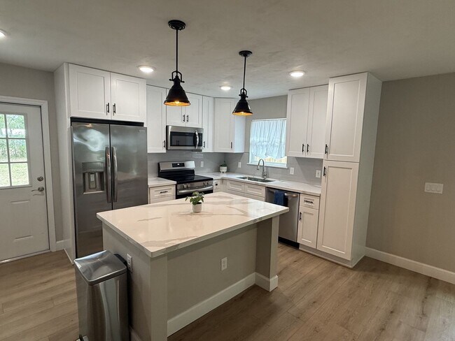 Building Photo - 3 Bedroom 2 Bath In Alachua
