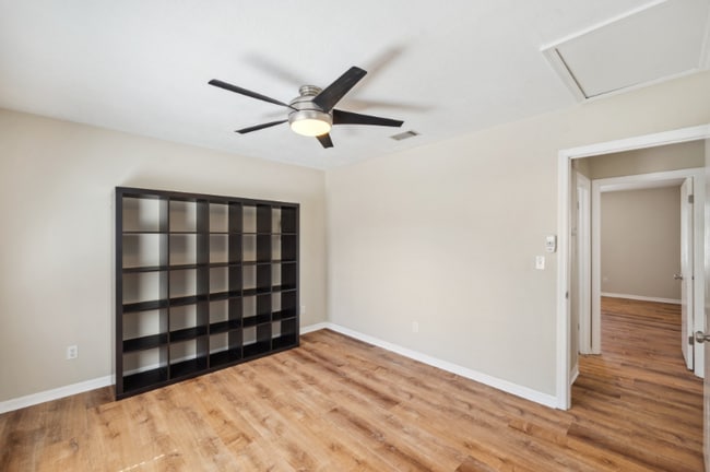 Building Photo - 409 S Audubon Ave