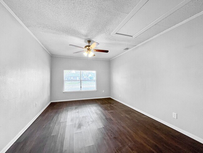 Building Photo - Coming Soon! 4 BR/1BA | Newly Renovated Single Family Home | New Upgrades & Spacious Yard|In Mesq...