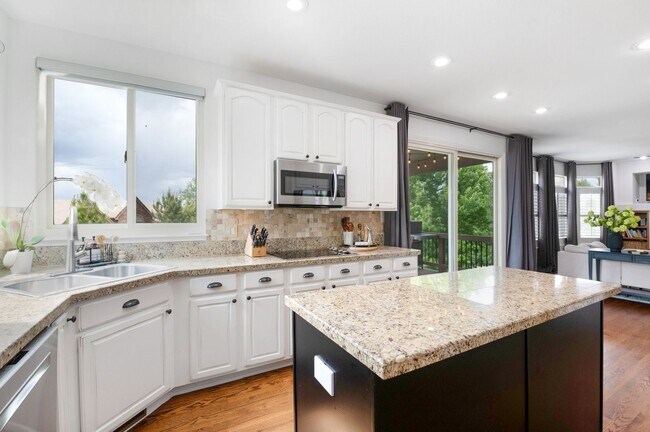 Building Photo - Elegant Mountain-View Retreat in Stone Cro...