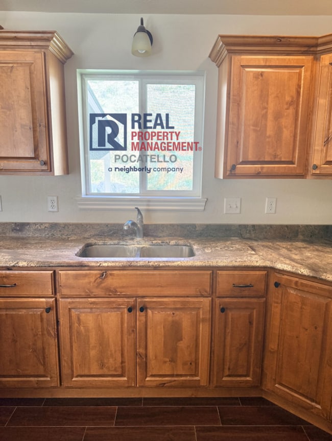 Building Photo - Beautiful 4 bed 3 bath home - 2 car garage...