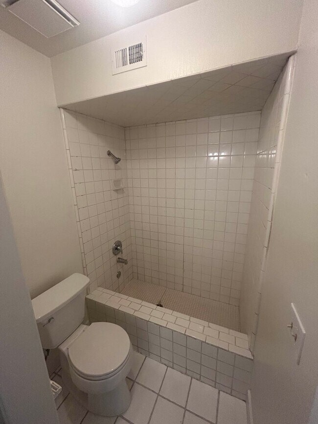 Building Photo - Beautiful Condo For Rent