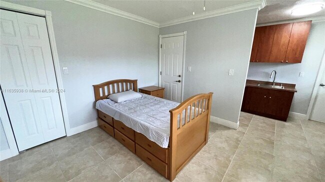 Building Photo - 3910 SW 134th Ave