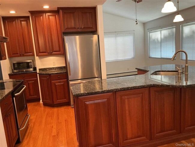 Building Photo - 4 Hitchcock Ln