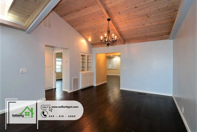 Building Photo - 875 Lakeview Dr